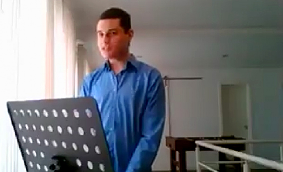 Aluno autista faz apresentações de ópera para colegas de sala através do meeting. Foto: Reprodução/ Facebook