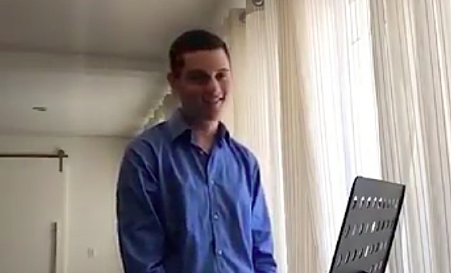 Aluno autista faz apresentações de ópera para colegas de sala através do meeting. Foto: Reprodução/ Facebook