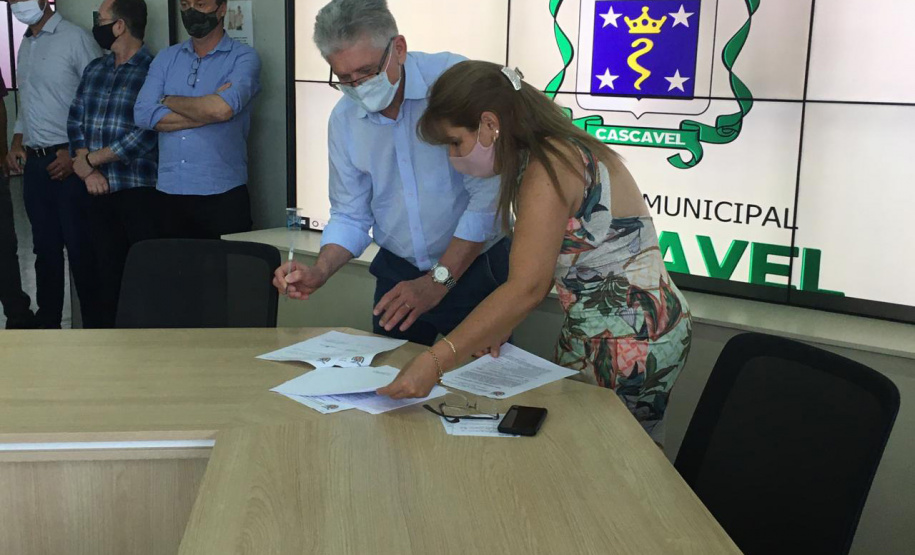 A Secretaria de Estado da Agricultura e do Abastecimento oficializou nesta quinta-feira (10) a adesão do município de Cascavel ao Sistema Unificado Estadual de Sanidade Agroindustrial Familiar, Artesanal e de Pequeno Porte do Paraná (Susaf-PR). . Foto:SEAB