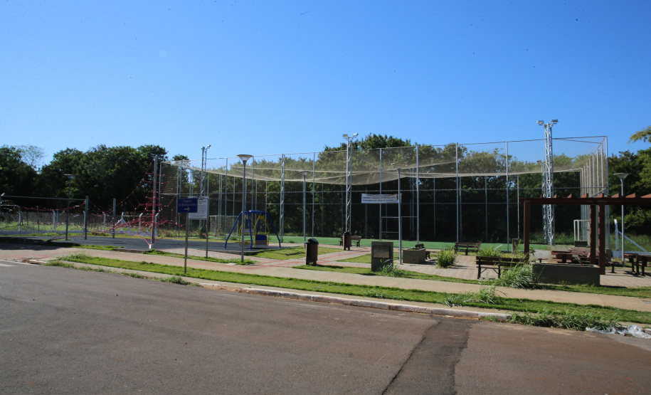 Meu Campinho Maringa Meu Campinho em Maringa. O espaço tem um campo de futebol de grama sintética, playground com piso emborrachado e com iluminação, bicicletários, bebedouro, mesas de jogos, floreiras e lixeiras - 04/08/2020 - Foto: Geraldo Bubniak/AEN