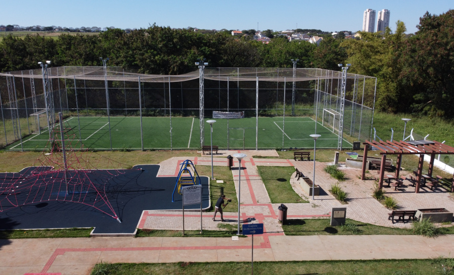 Meu Campinho Maringa Meu Campinho em Maringa. O espaço tem um campo de futebol de grama sintética, playground com piso emborrachado e com iluminação, bicicletários, bebedouro, mesas de jogos, floreiras e lixeiras - 04/08/2020 - Foto: Geraldo Bubniak/AEN