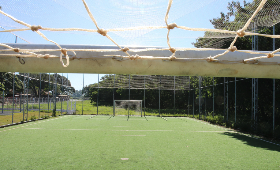 Meu Campinho Maringa Meu Campinho em Maringa. O espaço tem um campo de futebol de grama sintética, playground com piso emborrachado e com iluminação, bicicletários, bebedouro, mesas de jogos, floreiras e lixeiras - 04/08/2020 - Foto: Geraldo Bubniak/AEN