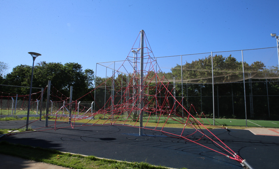 Meu Campinho Maringa Meu Campinho em Maringa. O espaço tem um campo de futebol de grama sintética, playground com piso emborrachado e com iluminação, bicicletários, bebedouro, mesas de jogos, floreiras e lixeiras - 04/08/2020 - Foto: Geraldo Bubniak/AEN