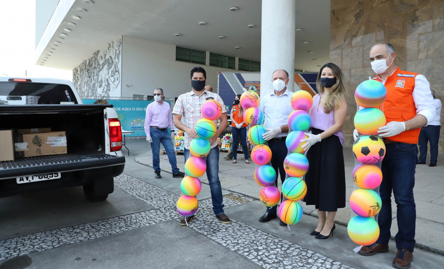 Uma longa e animada fila de carros, todos equipados com bolas, bonecas e os mais diferentes e coloridos brinquedos, deu início à campanha solidária Paraná Piá. O primeiro evento de arrecadação foi um Drive Thru organizado pela Secretaria de Estado do Desenvolvimento Urbano, nesta sexta-feira (11), em frente ao Palácio Iguaçu.