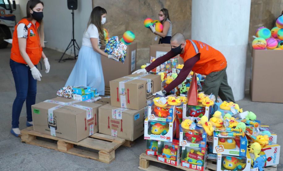 Uma longa e animada fila de carros, todos equipados com bolas, bonecas e os mais diferentes e coloridos brinquedos, deu início à campanha solidária Paraná Piá. O primeiro evento de arrecadação foi um Drive Thru organizado pela Secretaria de Estado do Desenvolvimento Urbano, nesta sexta-feira (11), em frente ao Palácio Iguaçu.