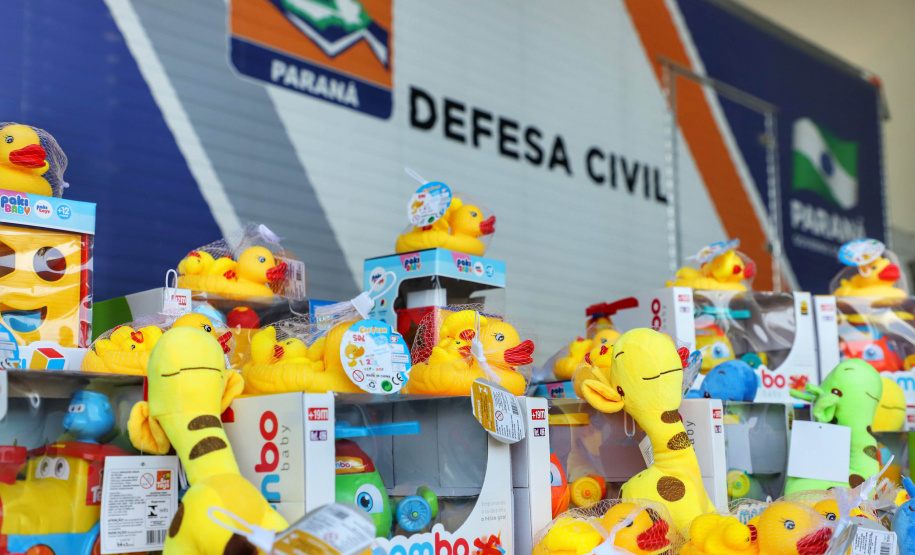 Uma longa e animada fila de carros, todos equipados com bolas, bonecas e os mais diferentes e coloridos brinquedos, deu início à campanha solidária Paraná Piá. O primeiro evento de arrecadação foi um Drive Thru organizado pela Secretaria de Estado do Desenvolvimento Urbano, nesta sexta-feira (11), em frente ao Palácio Iguaçu.