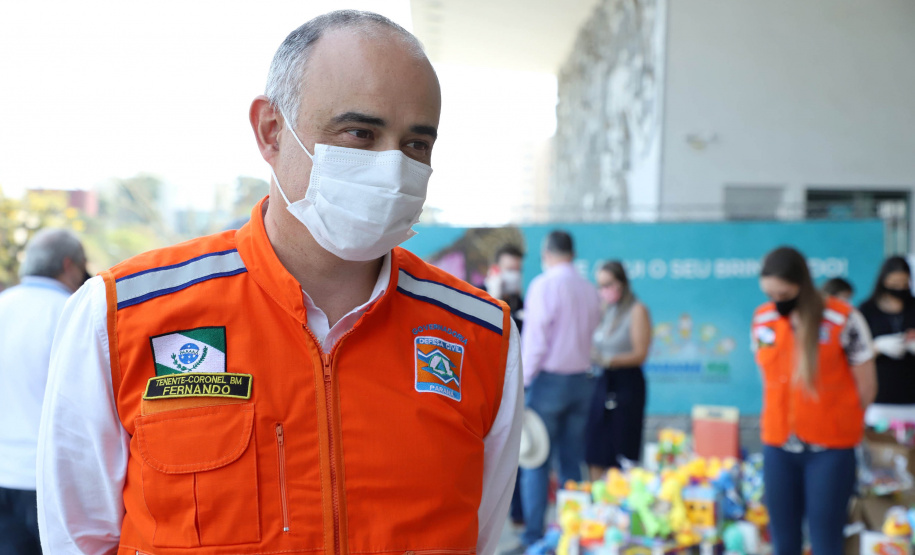 Uma longa e animada fila de carros, todos equipados com bolas, bonecas e os mais diferentes e coloridos brinquedos, deu início à campanha solidária Paraná Piá. O primeiro evento de arrecadação foi um Drive Thru organizado pela Secretaria de Estado do Desenvolvimento Urbano, nesta sexta-feira (11), em frente ao Palácio Iguaçu.