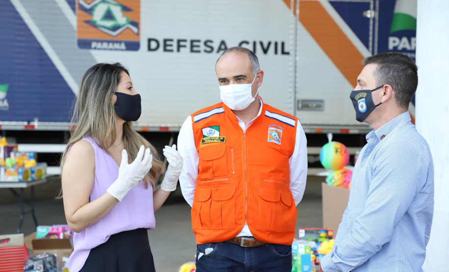Uma longa e animada fila de carros, todos equipados com bolas, bonecas e os mais diferentes e coloridos brinquedos, deu início à campanha solidária Paraná Piá. O primeiro evento de arrecadação foi um Drive Thru organizado pela Secretaria de Estado do Desenvolvimento Urbano, nesta sexta-feira (11), em frente ao Palácio Iguaçu.
