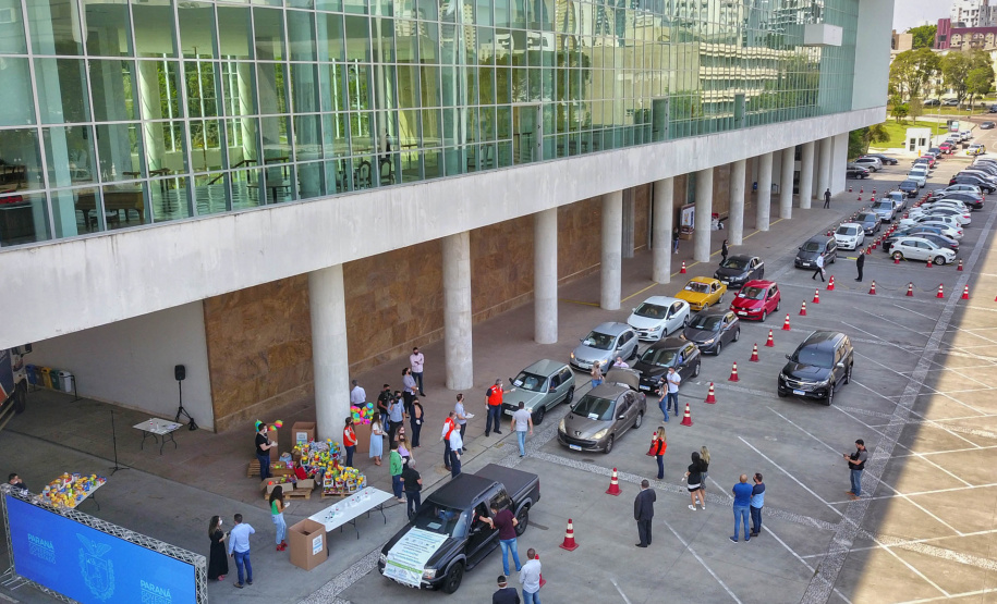 Uma longa e animada fila de carros, todos equipados com bolas, bonecas e os mais diferentes e coloridos brinquedos, deu início à campanha solidária Paraná Piá. O primeiro evento de arrecadação foi um Drive Thru organizado pela Secretaria de Estado do Desenvolvimento Urbano, nesta sexta-feira (11), em frente ao Palácio Iguaçu.