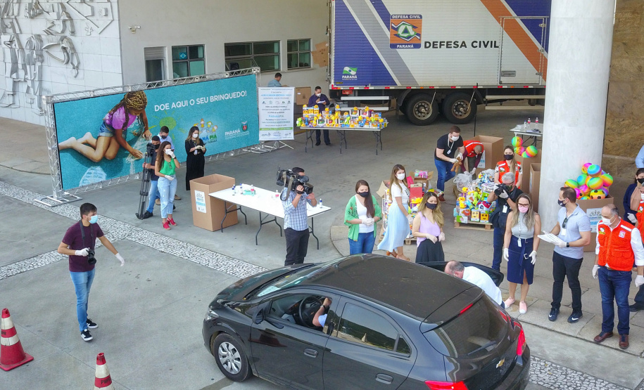 Uma longa e animada fila de carros, todos equipados com bolas, bonecas e os mais diferentes e coloridos brinquedos, deu início à campanha solidária Paraná Piá. O primeiro evento de arrecadação foi um Drive Thru organizado pela Secretaria de Estado do Desenvolvimento Urbano, nesta sexta-feira (11), em frente ao Palácio Iguaçu.