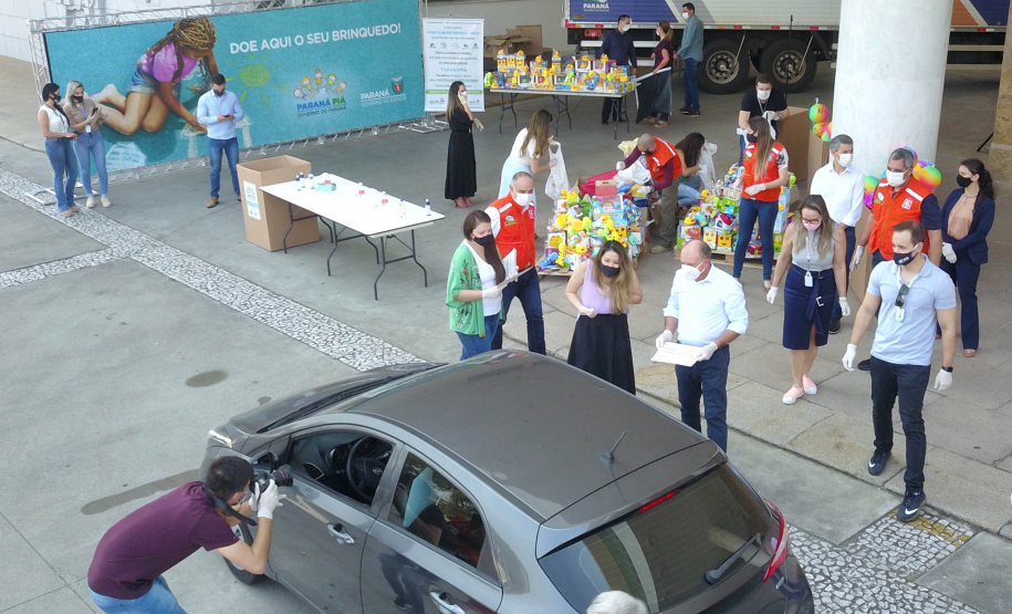 Uma longa e animada fila de carros, todos equipados com bolas, bonecas e os mais diferentes e coloridos brinquedos, deu início à campanha solidária Paraná Piá. O primeiro evento de arrecadação foi um Drive Thru organizado pela Secretaria de Estado do Desenvolvimento Urbano, nesta sexta-feira (11), em frente ao Palácio Iguaçu.