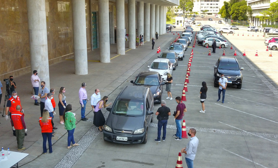 Uma longa e animada fila de carros, todos equipados com bolas, bonecas e os mais diferentes e coloridos brinquedos, deu início à campanha solidária Paraná Piá. O primeiro evento de arrecadação foi um Drive Thru organizado pela Secretaria de Estado do Desenvolvimento Urbano, nesta sexta-feira (11), em frente ao Palácio Iguaçu.