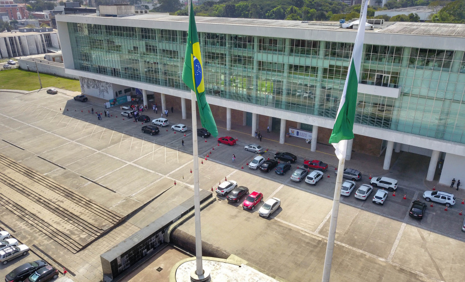 Uma longa e animada fila de carros, todos equipados com bolas, bonecas e os mais diferentes e coloridos brinquedos, deu início à campanha solidária Paraná Piá. O primeiro evento de arrecadação foi um Drive Thru organizado pela Secretaria de Estado do Desenvolvimento Urbano, nesta sexta-feira (11), em frente ao Palácio Iguaçu.