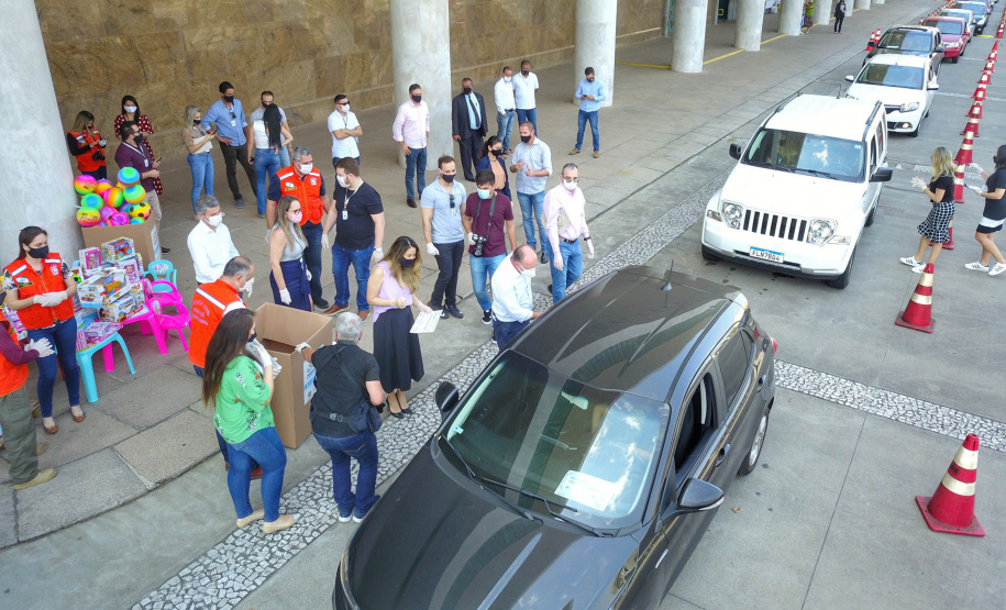 Uma longa e animada fila de carros, todos equipados com bolas, bonecas e os mais diferentes e coloridos brinquedos, deu início à campanha solidária Paraná Piá. O primeiro evento de arrecadação foi um Drive Thru organizado pela Secretaria de Estado do Desenvolvimento Urbano, nesta sexta-feira (11), em frente ao Palácio Iguaçu.