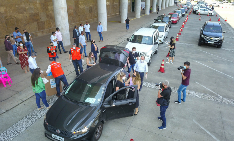 Uma longa e animada fila de carros, todos equipados com bolas, bonecas e os mais diferentes e coloridos brinquedos, deu início à campanha solidária Paraná Piá. O primeiro evento de arrecadação foi um Drive Thru organizado pela Secretaria de Estado do Desenvolvimento Urbano, nesta sexta-feira (11), em frente ao Palácio Iguaçu.