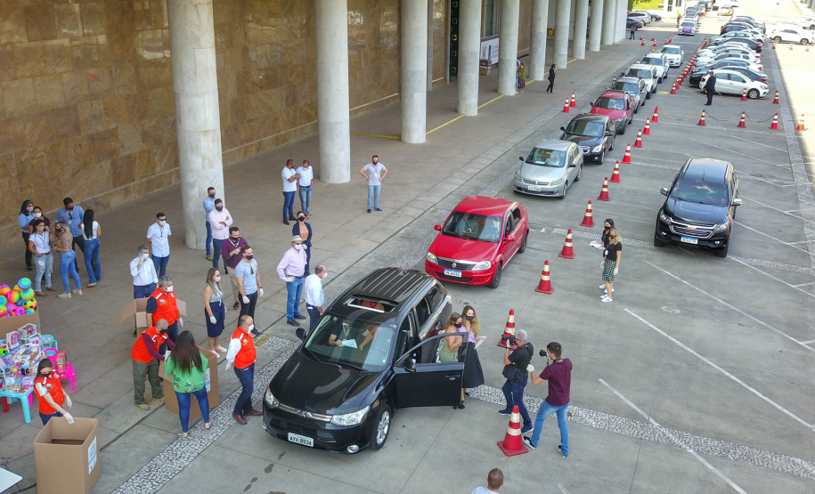 Uma longa e animada fila de carros, todos equipados com bolas, bonecas e os mais diferentes e coloridos brinquedos, deu início à campanha solidária Paraná Piá. O primeiro evento de arrecadação foi um Drive Thru organizado pela Secretaria de Estado do Desenvolvimento Urbano, nesta sexta-feira (11), em frente ao Palácio Iguaçu.