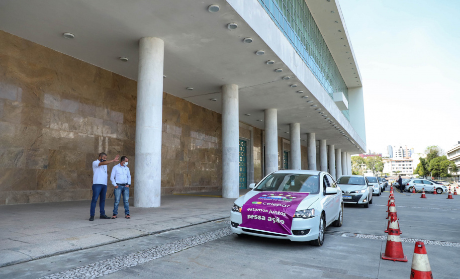 Uma longa e animada fila de carros, todos equipados com bolas, bonecas e os mais diferentes e coloridos brinquedos, deu início à campanha solidária Paraná Piá. O primeiro evento de arrecadação foi um Drive Thru organizado pela Secretaria de Estado do Desenvolvimento Urbano, nesta sexta-feira (11), em frente ao Palácio Iguaçu.