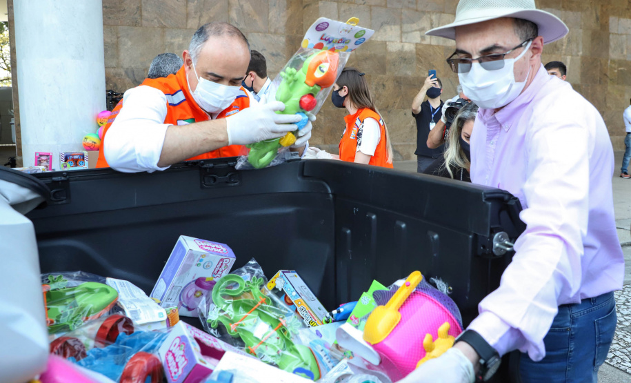 Uma longa e animada fila de carros, todos equipados com bolas, bonecas e os mais diferentes e coloridos brinquedos, deu início à campanha solidária Paraná Piá. O primeiro evento de arrecadação foi um Drive Thru organizado pela Secretaria de Estado do Desenvolvimento Urbano, nesta sexta-feira (11), em frente ao Palácio Iguaçu.