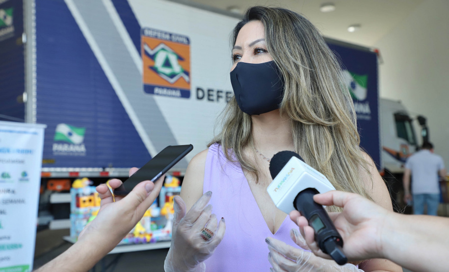 Uma longa e animada fila de carros, todos equipados com bolas, bonecas e os mais diferentes e coloridos brinquedos, deu início à campanha solidária Paraná Piá. O primeiro evento de arrecadação foi um Drive Thru organizado pela Secretaria de Estado do Desenvolvimento Urbano, nesta sexta-feira (11), em frente ao Palácio Iguaçu.