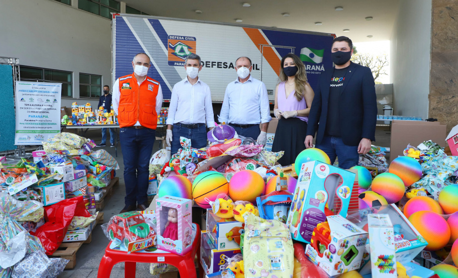 Uma longa e animada fila de carros, todos equipados com bolas, bonecas e os mais diferentes e coloridos brinquedos, deu início à campanha solidária Paraná Piá. O primeiro evento de arrecadação foi um Drive Thru organizado pela Secretaria de Estado do Desenvolvimento Urbano, nesta sexta-feira (11), em frente ao Palácio Iguaçu.