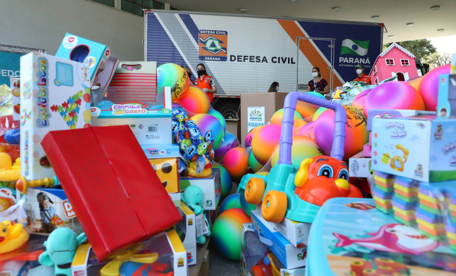 Uma longa e animada fila de carros, todos equipados com bolas, bonecas e os mais diferentes e coloridos brinquedos, deu início à campanha solidária Paraná Piá. O primeiro evento de arrecadação foi um Drive Thru organizado pela Secretaria de Estado do Desenvolvimento Urbano, nesta sexta-feira (11), em frente ao Palácio Iguaçu.