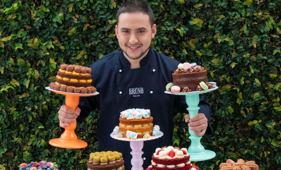 Bruno mora há 12 anos em Curitiba e é especialista em Naked Cakes — bolos que não possuem cobertura, deixando visíveis as camadas de massa e recheio. “Com a pandemia a demanda dobrou. Ainda bem que o crédito me ajudou a estar preparado para atender”, relata Bruno. Foto:Bruno Fagundes/Arquivo pessoal