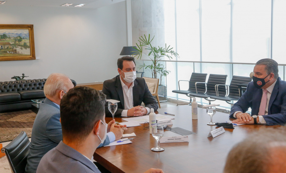 O governador Carlos Massa Ratinho Junior sancionou Projeto de Lei que prevê a transformação de 15 cargos de desembargador e das respectivas assessorias e funções comissionadas em 752 cargos voltados ao assessoramento de todos os magistrados que atuam na primeira instância e de outros 169 postos de técnicos judiciários.