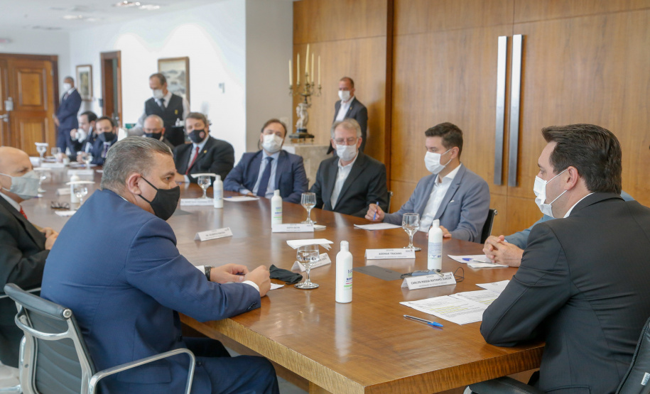 O governador Carlos Massa Ratinho Junior sancionou Projeto de Lei que prevê a transformação de 15 cargos de desembargador e das respectivas assessorias e funções comissionadas em 752 cargos voltados ao assessoramento de todos os magistrados que atuam na primeira instância e de outros 169 postos de técnicos judiciários.