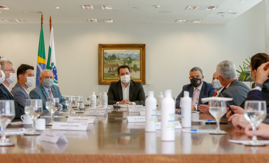 O governador Carlos Massa Ratinho Junior sancionou Projeto de Lei que prevê a transformação de 15 cargos de desembargador e das respectivas assessorias e funções comissionadas em 752 cargos voltados ao assessoramento de todos os magistrados que atuam na primeira instância e de outros 169 postos de técnicos judiciários.