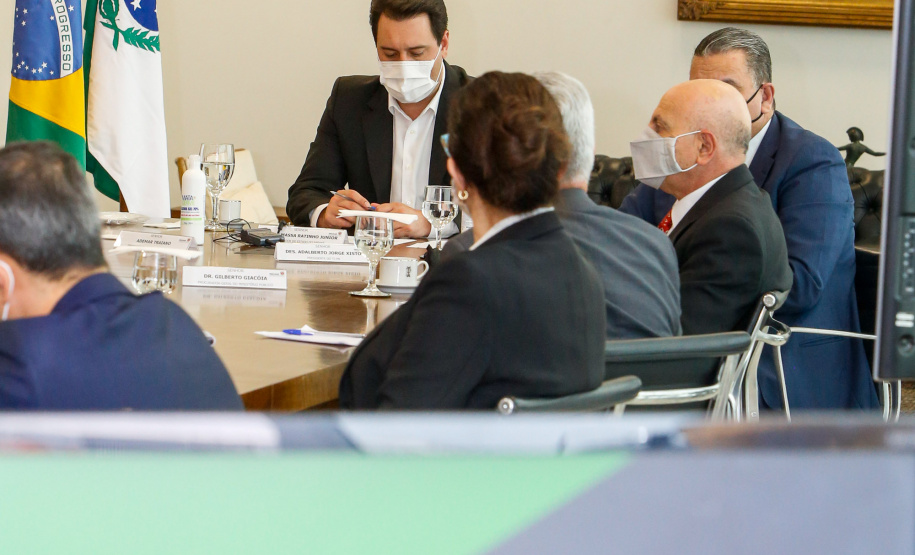 O governador Carlos Massa Ratinho Junior sancionou Projeto de Lei que prevê a transformação de 15 cargos de desembargador e das respectivas assessorias e funções comissionadas em 752 cargos voltados ao assessoramento de todos os magistrados que atuam na primeira instância e de outros 169 postos de técnicos judiciários.