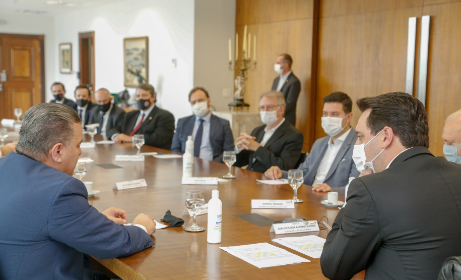 O governador Carlos Massa Ratinho Junior sancionou Projeto de Lei que prevê a transformação de 15 cargos de desembargador e das respectivas assessorias e funções comissionadas em 752 cargos voltados ao assessoramento de todos os magistrados que atuam na primeira instância e de outros 169 postos de técnicos judiciários.