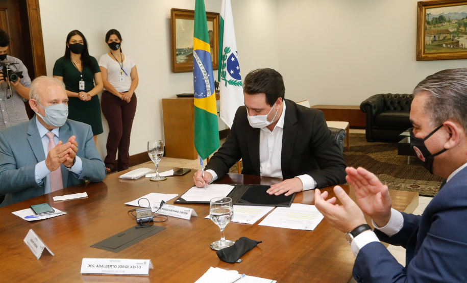 O governador Carlos Massa Ratinho Junior sancionou Projeto de Lei que prevê a transformação de 15 cargos de desembargador e das respectivas assessorias e funções comissionadas em 752 cargos voltados ao assessoramento de todos os magistrados que atuam na primeira instância e de outros 169 postos de técnicos judiciários.