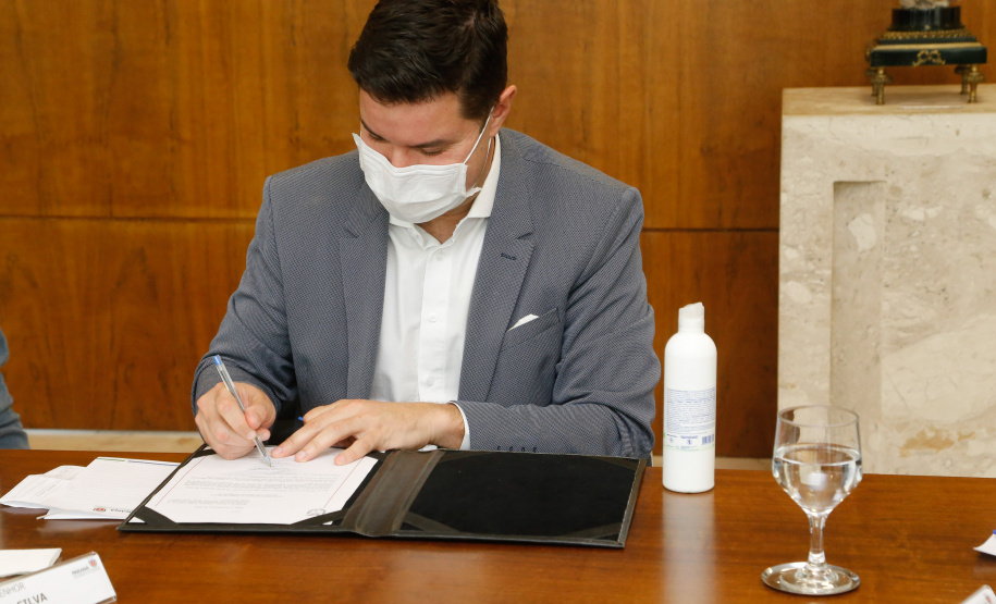 O governador Carlos Massa Ratinho Junior sancionou Projeto de Lei que prevê a transformação de 15 cargos de desembargador e das respectivas assessorias e funções comissionadas em 752 cargos voltados ao assessoramento de todos os magistrados que atuam na primeira instância e de outros 169 postos de técnicos judiciários.