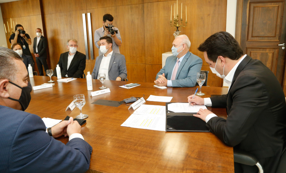 O governador Carlos Massa Ratinho Junior sancionou Projeto de Lei que prevê a transformação de 15 cargos de desembargador e das respectivas assessorias e funções comissionadas em 752 cargos voltados ao assessoramento de todos os magistrados que atuam na primeira instância e de outros 169 postos de técnicos judiciários.