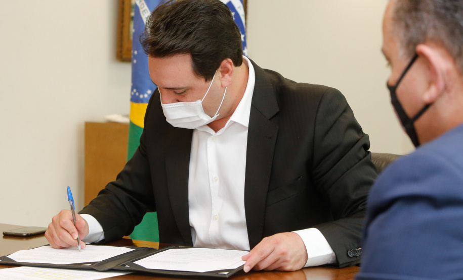 O governador Carlos Massa Ratinho Junior sancionou Projeto de Lei que prevê a transformação de 15 cargos de desembargador e das respectivas assessorias e funções comissionadas em 752 cargos voltados ao assessoramento de todos os magistrados que atuam na primeira instância e de outros 169 postos de técnicos judiciários.