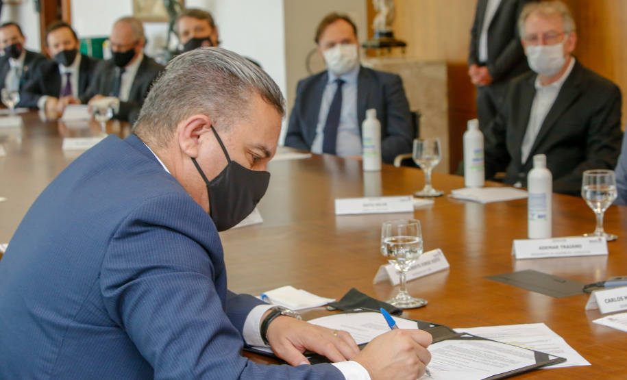 O governador Carlos Massa Ratinho Junior sancionou Projeto de Lei que prevê a transformação de 15 cargos de desembargador e das respectivas assessorias e funções comissionadas em 752 cargos voltados ao assessoramento de todos os magistrados que atuam na primeira instância e de outros 169 postos de técnicos judiciários.