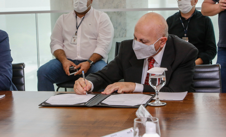 O governador Carlos Massa Ratinho Junior sancionou Projeto de Lei que prevê a transformação de 15 cargos de desembargador e das respectivas assessorias e funções comissionadas em 752 cargos voltados ao assessoramento de todos os magistrados que atuam na primeira instância e de outros 169 postos de técnicos judiciários.