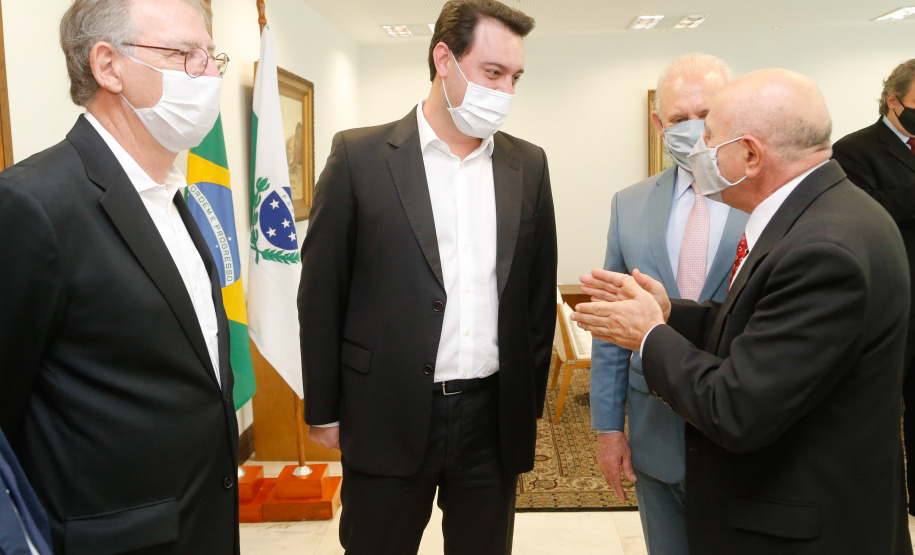 O governador Carlos Massa Ratinho Junior sancionou Projeto de Lei que prevê a transformação de 15 cargos de desembargador e das respectivas assessorias e funções comissionadas em 752 cargos voltados ao assessoramento de todos os magistrados que atuam na primeira instância e de outros 169 postos de técnicos judiciários.