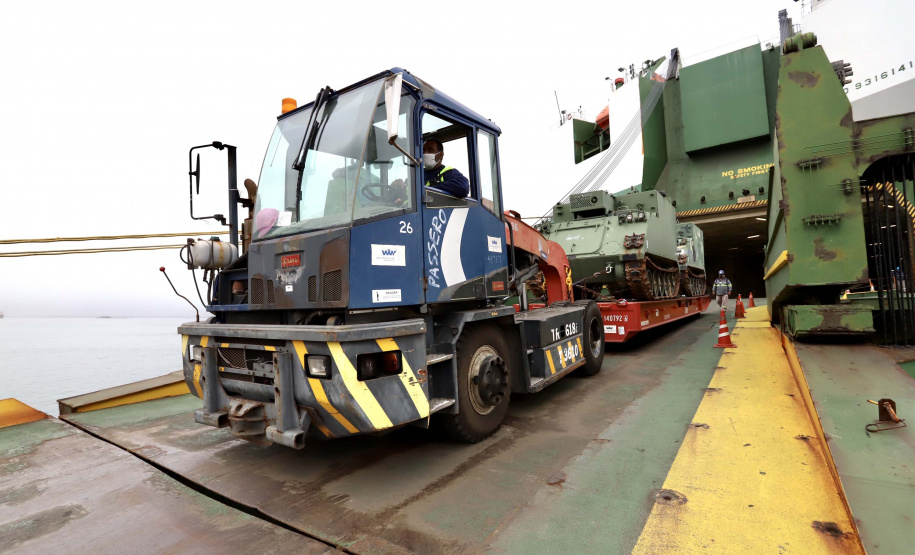 O Porto de Paranaguá recebeu nesta terça-feira (15) uma remessa de 30 tanques blindados, doados pelos Estados Unidos ao Exército Brasileiro. A operação especial foi organizada pela empresa Portos do Paraná, em conjunto com representantes do Comando da 5a Região Militar e da empresa Marcon Logística Portuária. Os veículos vieram de Galveston, Texas, para serem usados em treinamento, combate e defesa.