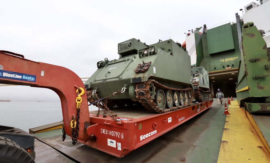 O Porto de Paranaguá recebeu nesta terça-feira (15) uma remessa de 30 tanques blindados, doados pelos Estados Unidos ao Exército Brasileiro. A operação especial foi organizada pela empresa Portos do Paraná, em conjunto com representantes do Comando da 5a Região Militar e da empresa Marcon Logística Portuária. Os veículos vieram de Galveston, Texas, para serem usados em treinamento, combate e defesa.