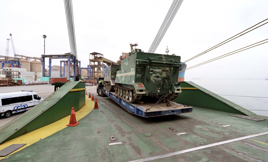 O Porto de Paranaguá recebeu nesta terça-feira (15) uma remessa de 30 tanques blindados, doados pelos Estados Unidos ao Exército Brasileiro. A operação especial foi organizada pela empresa Portos do Paraná, em conjunto com representantes do Comando da 5a Região Militar e da empresa Marcon Logística Portuária. Os veículos vieram de Galveston, Texas, para serem usados em treinamento, combate e defesa.