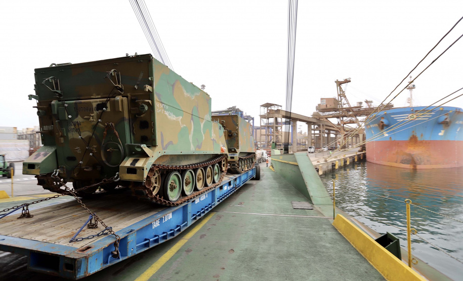 O Porto de Paranaguá recebeu nesta terça-feira (15) uma remessa de 30 tanques blindados, doados pelos Estados Unidos ao Exército Brasileiro. A operação especial foi organizada pela empresa Portos do Paraná, em conjunto com representantes do Comando da 5a Região Militar e da empresa Marcon Logística Portuária. Os veículos vieram de Galveston, Texas, para serem usados em treinamento, combate e defesa.