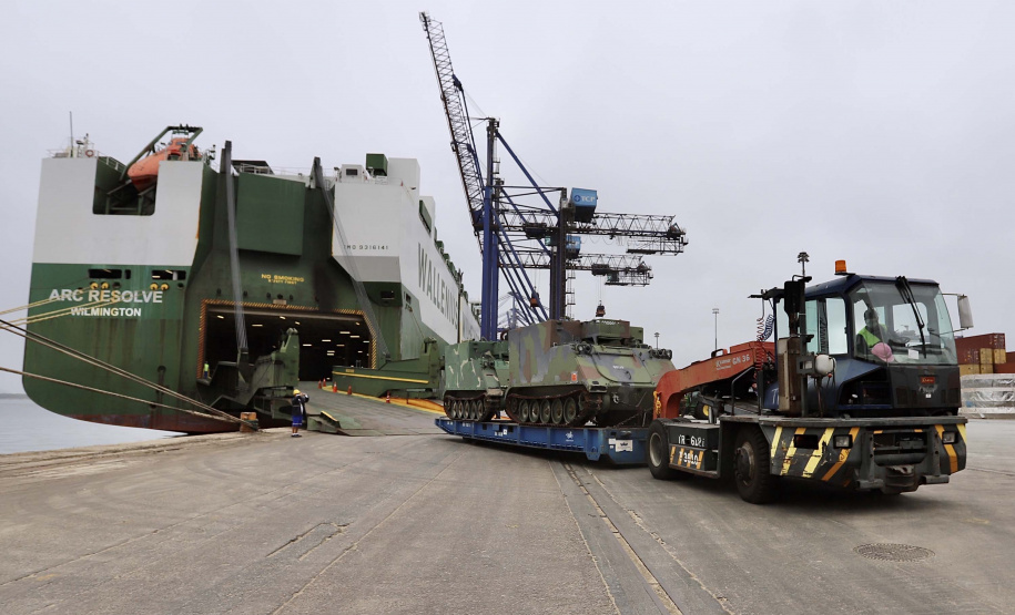 O Porto de Paranaguá recebeu nesta terça-feira (15) uma remessa de 30 tanques blindados, doados pelos Estados Unidos ao Exército Brasileiro. A operação especial foi organizada pela empresa Portos do Paraná, em conjunto com representantes do Comando da 5a Região Militar e da empresa Marcon Logística Portuária. Os veículos vieram de Galveston, Texas, para serem usados em treinamento, combate e defesa.