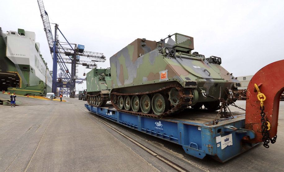 O Porto de Paranaguá recebeu nesta terça-feira (15) uma remessa de 30 tanques blindados, doados pelos Estados Unidos ao Exército Brasileiro. A operação especial foi organizada pela empresa Portos do Paraná, em conjunto com representantes do Comando da 5a Região Militar e da empresa Marcon Logística Portuária. Os veículos vieram de Galveston, Texas, para serem usados em treinamento, combate e defesa.