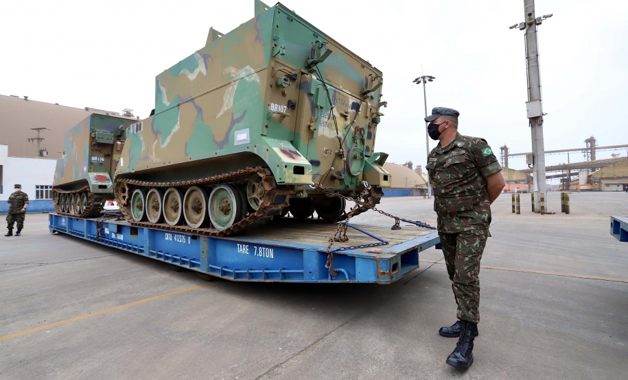 O Porto de Paranaguá recebeu nesta terça-feira (15) uma remessa de 30 tanques blindados, doados pelos Estados Unidos ao Exército Brasileiro. A operação especial foi organizada pela empresa Portos do Paraná, em conjunto com representantes do Comando da 5a Região Militar e da empresa Marcon Logística Portuária. Os veículos vieram de Galveston, Texas, para serem usados em treinamento, combate e defesa.