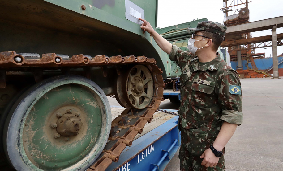 O Porto de Paranaguá recebeu nesta terça-feira (15) uma remessa de 30 tanques blindados, doados pelos Estados Unidos ao Exército Brasileiro. A operação especial foi organizada pela empresa Portos do Paraná, em conjunto com representantes do Comando da 5a Região Militar e da empresa Marcon Logística Portuária. Os veículos vieram de Galveston, Texas, para serem usados em treinamento, combate e defesa.