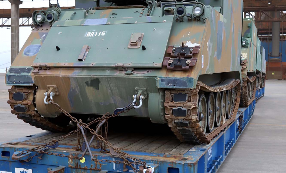 O Porto de Paranaguá recebeu nesta terça-feira (15) uma remessa de 30 tanques blindados, doados pelos Estados Unidos ao Exército Brasileiro. A operação especial foi organizada pela empresa Portos do Paraná, em conjunto com representantes do Comando da 5a Região Militar e da empresa Marcon Logística Portuária. Os veículos vieram de Galveston, Texas, para serem usados em treinamento, combate e defesa.
