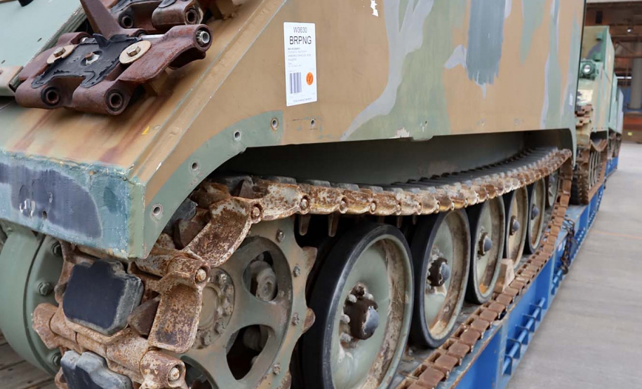 O Porto de Paranaguá recebeu nesta terça-feira (15) uma remessa de 30 tanques blindados, doados pelos Estados Unidos ao Exército Brasileiro. A operação especial foi organizada pela empresa Portos do Paraná, em conjunto com representantes do Comando da 5a Região Militar e da empresa Marcon Logística Portuária. Os veículos vieram de Galveston, Texas, para serem usados em treinamento, combate e defesa.