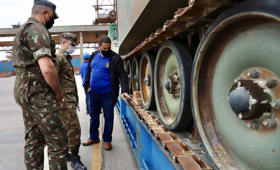 O Porto de Paranaguá recebeu nesta terça-feira (15) uma remessa de 30 tanques blindados, doados pelos Estados Unidos ao Exército Brasileiro. A operação especial foi organizada pela empresa Portos do Paraná, em conjunto com representantes do Comando da 5a Região Militar e da empresa Marcon Logística Portuária. Os veículos vieram de Galveston, Texas, para serem usados em treinamento, combate e defesa.