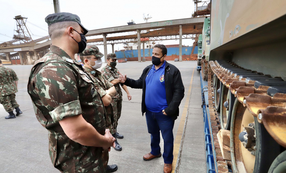 O Porto de Paranaguá recebeu nesta terça-feira (15) uma remessa de 30 tanques blindados, doados pelos Estados Unidos ao Exército Brasileiro. A operação especial foi organizada pela empresa Portos do Paraná, em conjunto com representantes do Comando da 5a Região Militar e da empresa Marcon Logística Portuária. Os veículos vieram de Galveston, Texas, para serem usados em treinamento, combate e defesa.